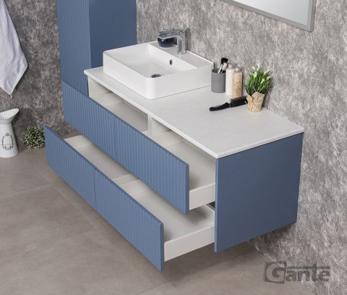 szafka łazienkowa z cienkim blatem w dekorze marmuru umywalka nablatowa z miejscem do montażu baterii szuflady bez uchytów kolor szafki niebieski mat kolekcja mirage mantes-pl (4).jpg