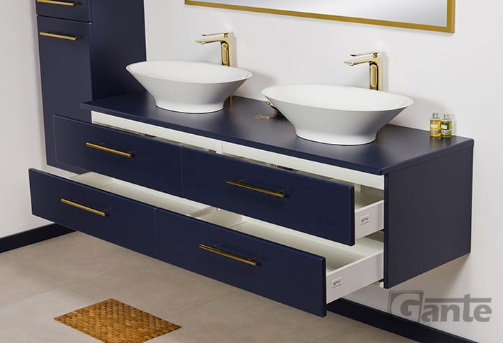 granatowa szafka do łazienki z blatem szeroka 160 cm złote uchwyty 2 umywalki nablatowe kolekcja Belli Gold od Gante (4).jpg