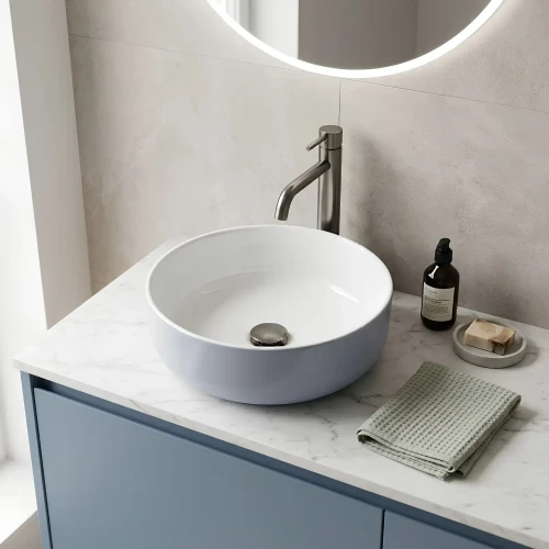 nablatowa-umywalka-ceramiczna-38-cm-okragla-bialo-niebieska-simple.webp