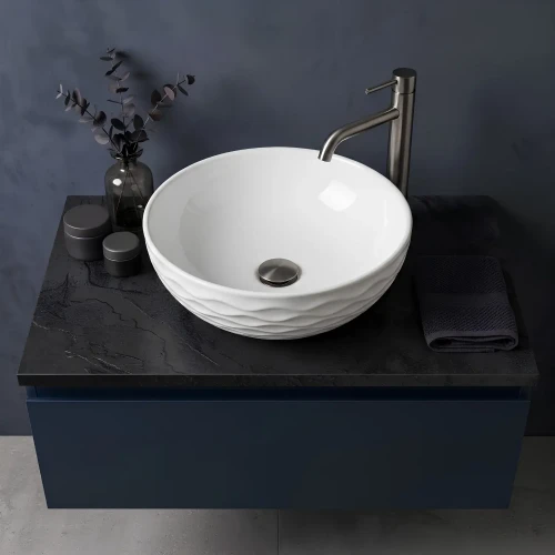 biala-ceramiczna-umywalka-nablatowa-okragla-ze-zdobieniami-wave.webp