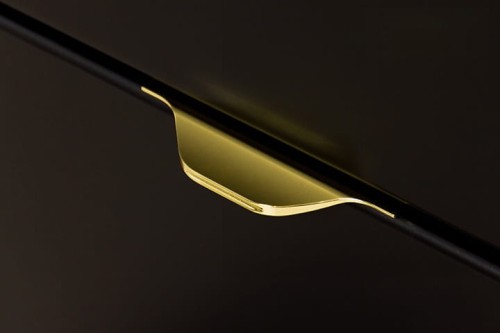 Złoty uchwyt krawędzoiwy w szafkach pod umywalkę z serii Victa.jpg