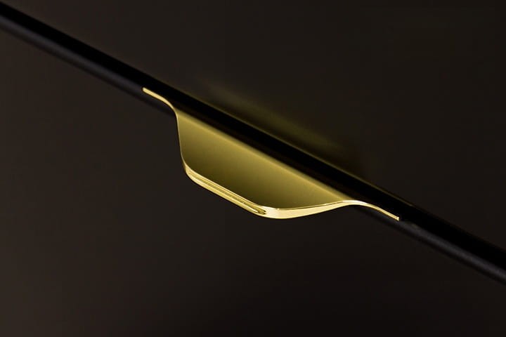 Złoty uchwyt krawędzoiwy w szafkach pod umywalkę z serii Victa.jpg