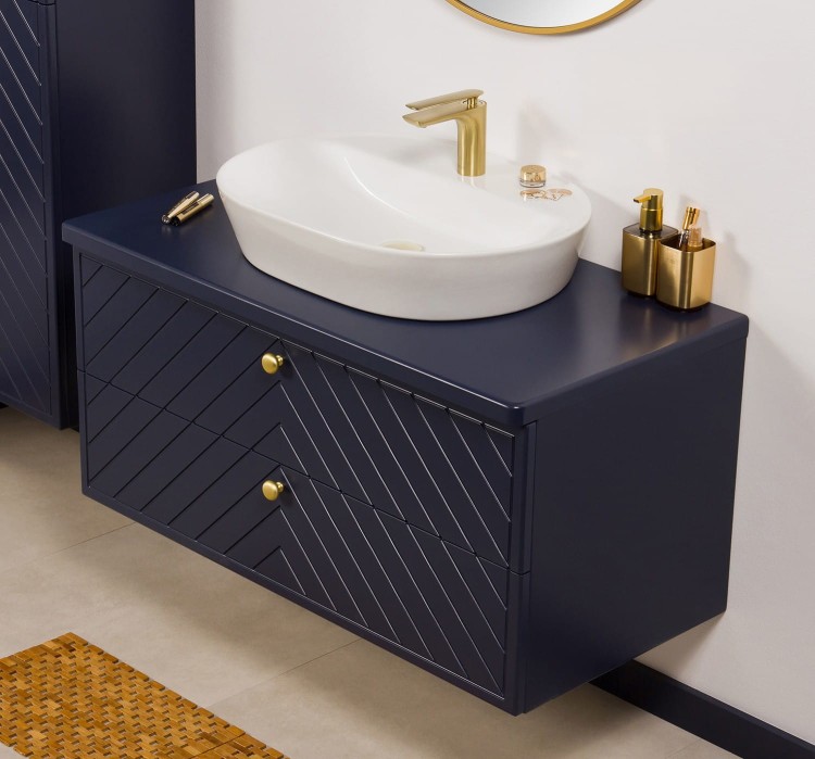Granatowa-szafka-lazienkowa-Kodi-front-w-jodelke-szerokosc-100-cm-z-blatem-umywalka-nablatowa-7.jpg