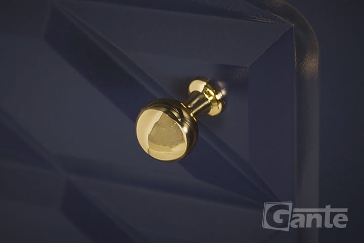 Granatowe meble do łazienki ze złotymi uchwytami.jpg